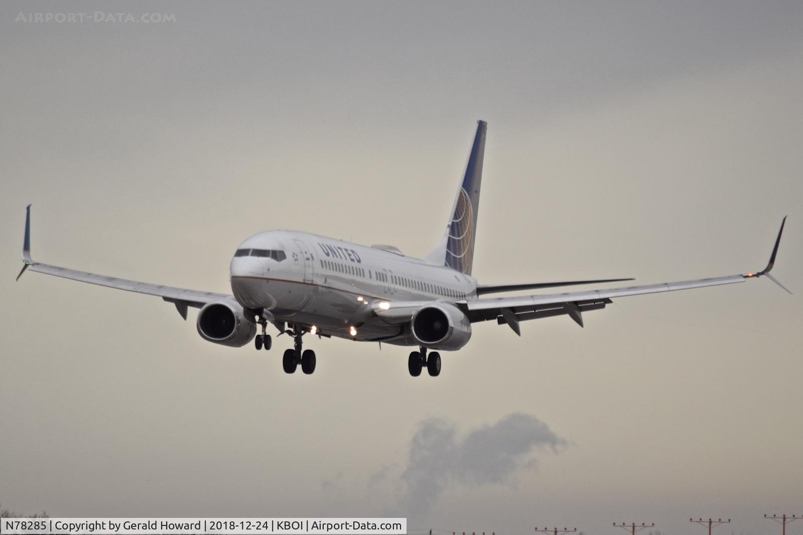 N78285, 2004 Boeing 737-824 C/N 33452, Landing approach to RWY 10L.
