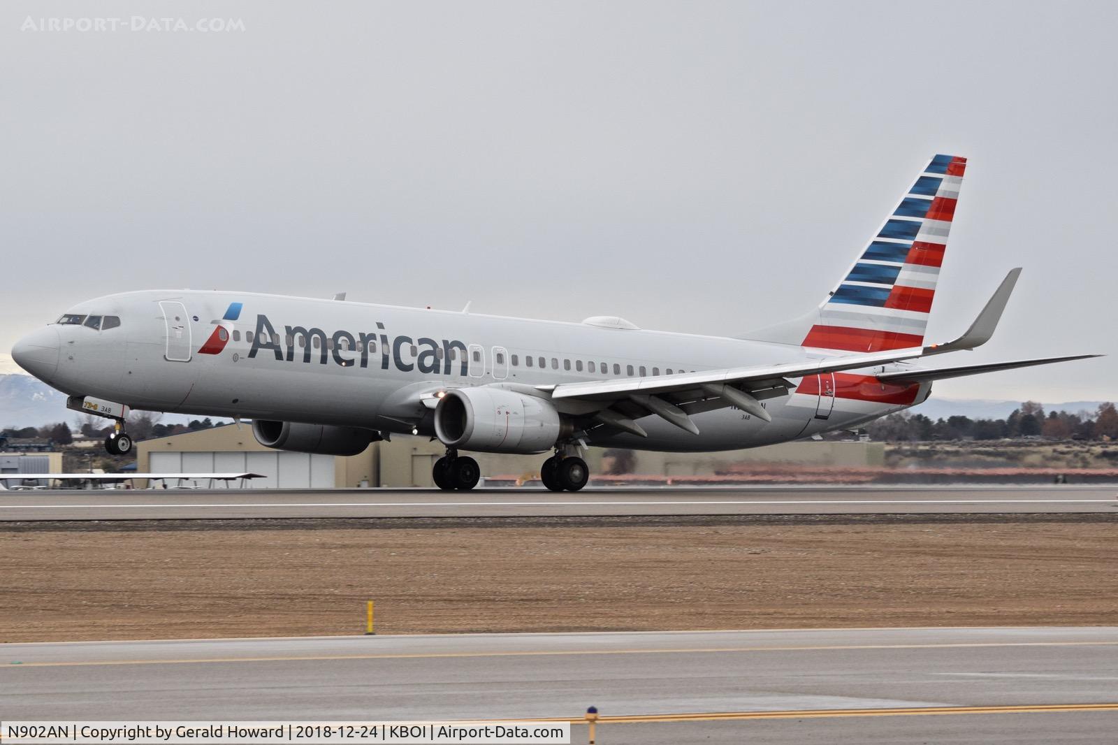 N902AN, 1999 Boeing 737-823 C/N 29504, Landing RWY 10L.