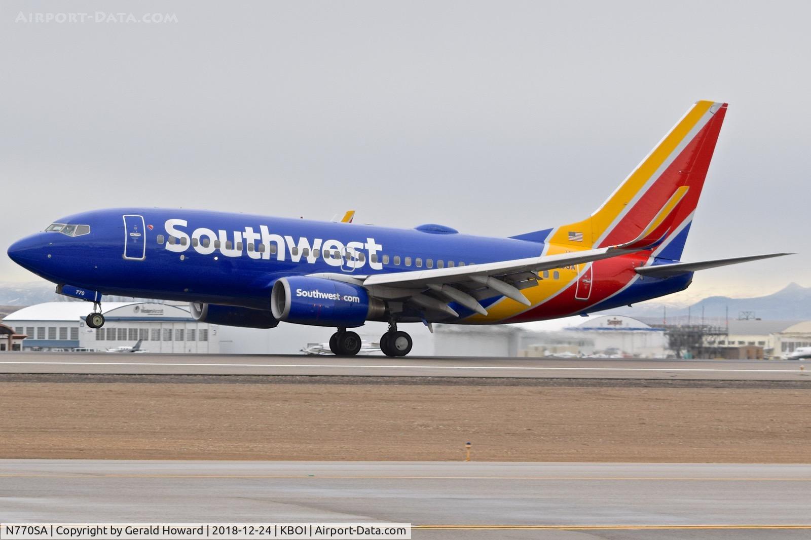 N770SA, 2000 Boeing 737-7H4 C/N 30589, Landing touch down on RWY 10L.