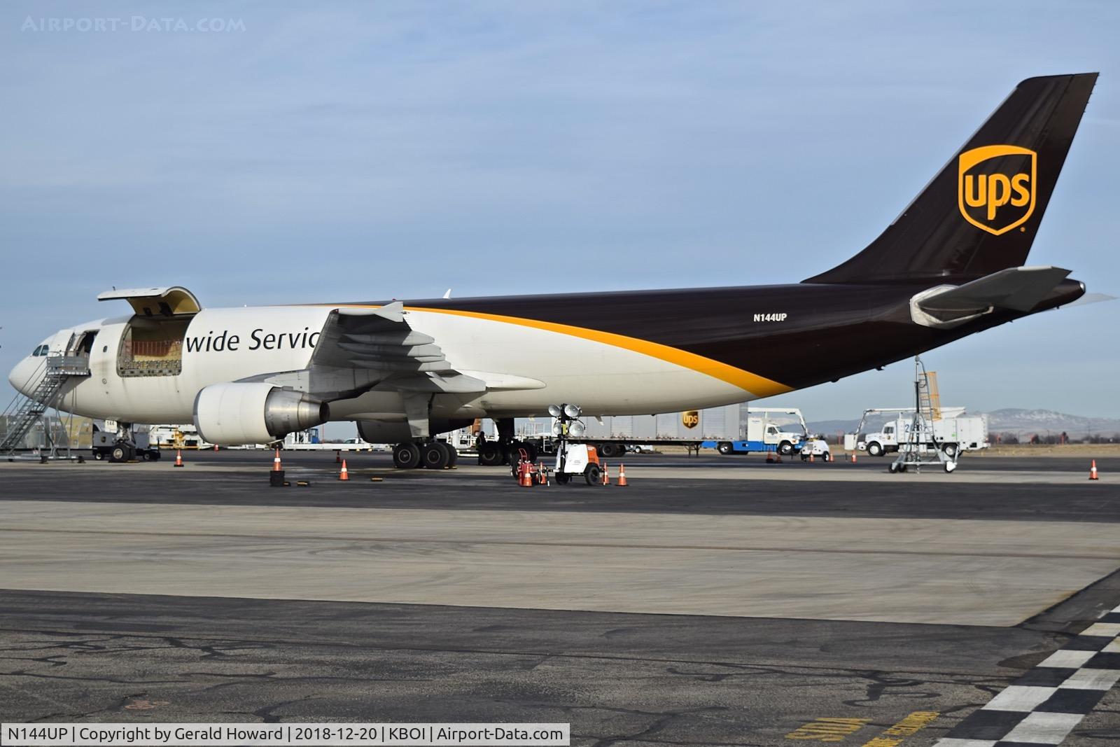 N144UP, 2002 Airbus A300F4-622R C/N 827, Ready for loading.