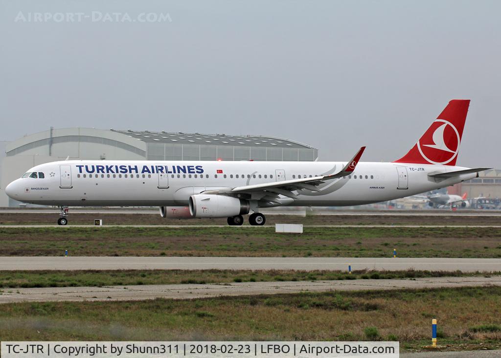 TC-JTR, 2017 Airbus A321-231 C/N 7518, Taxiing holding point rwy 32R for departure...