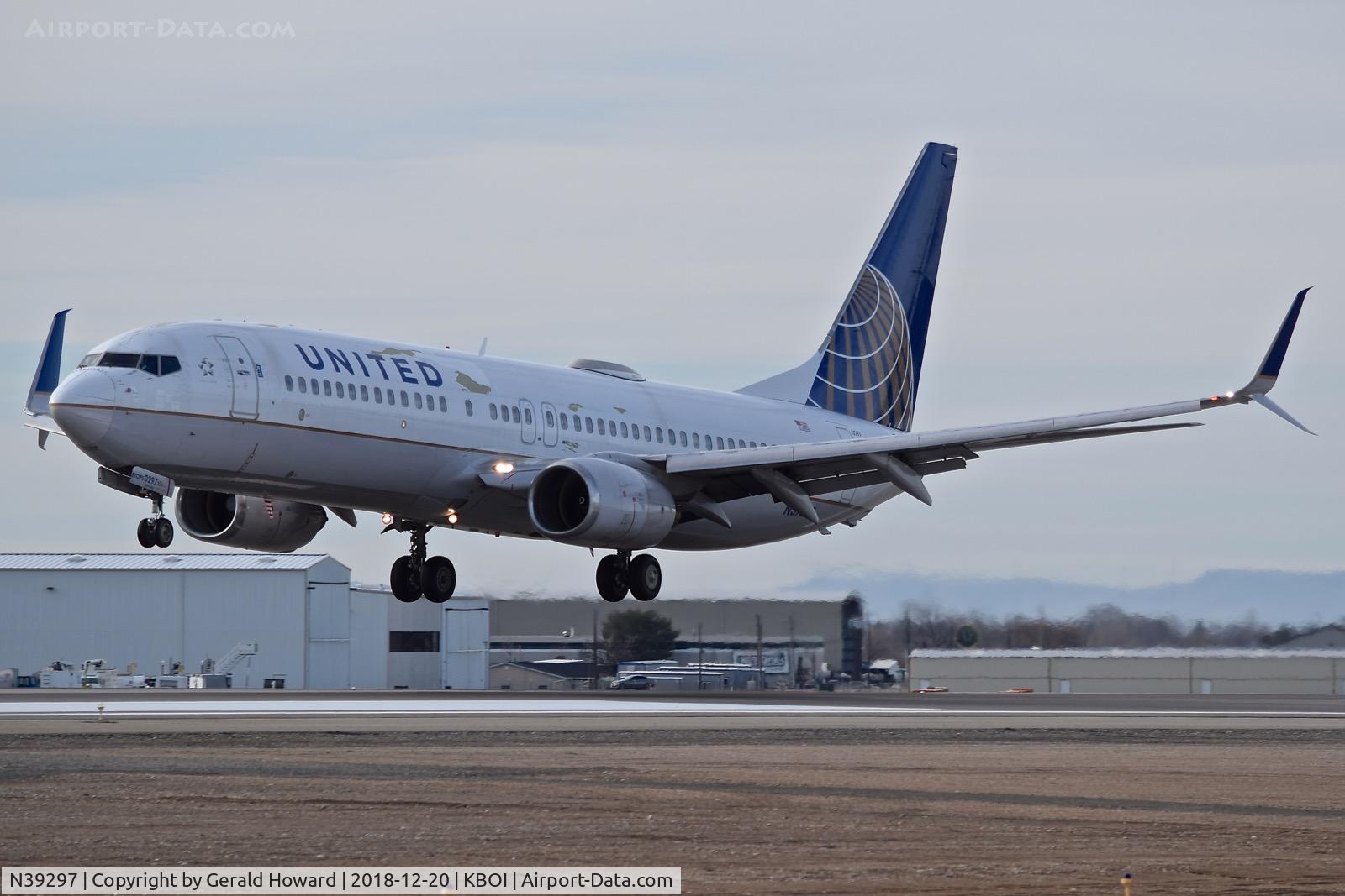 N39297, 2005 Boeing 737-824 C/N 34003, Landing RWY 10L.