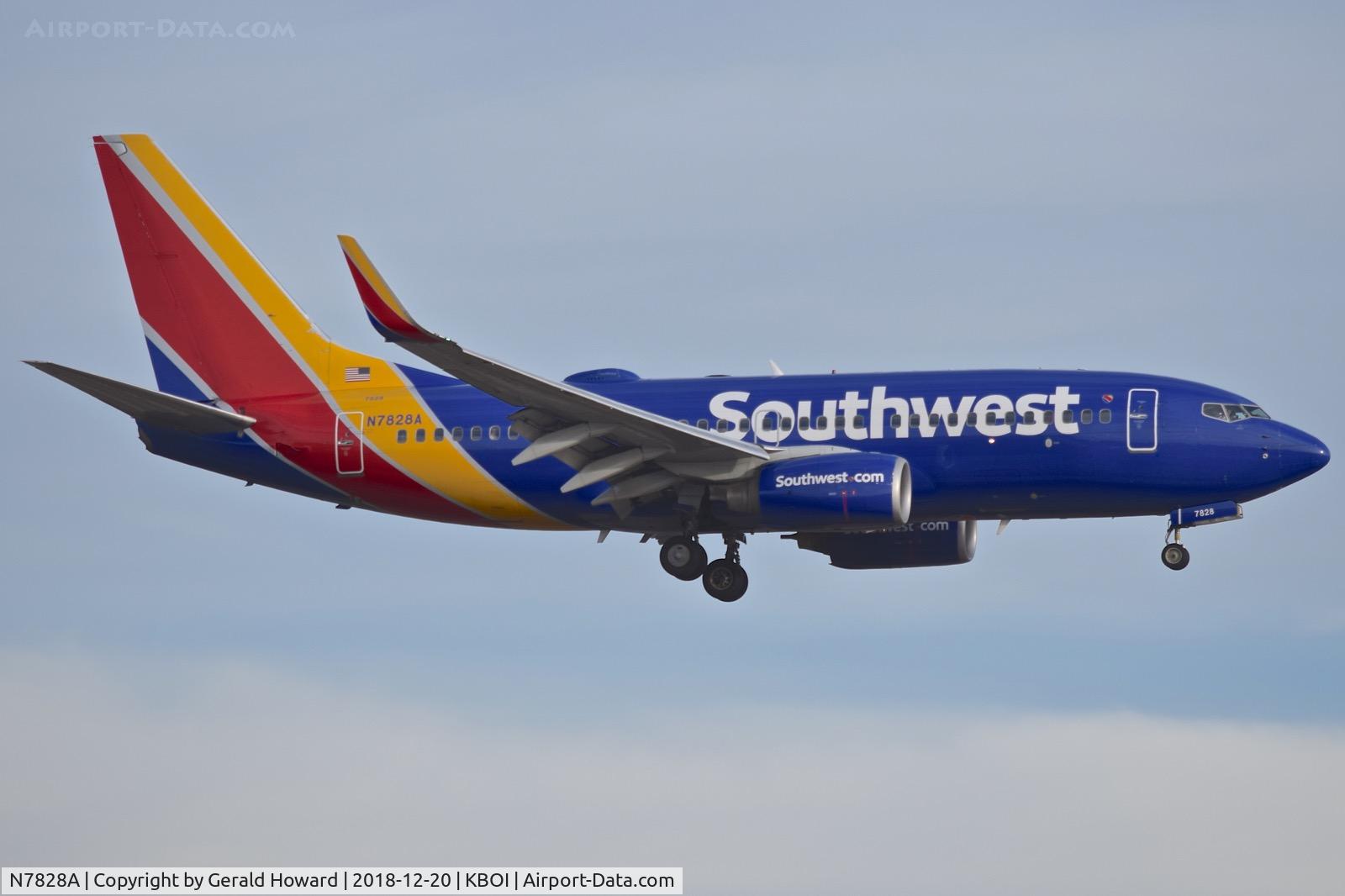 N7828A, 2003 Boeing 737-7CT C/N 33697, Landing RWY 10L.