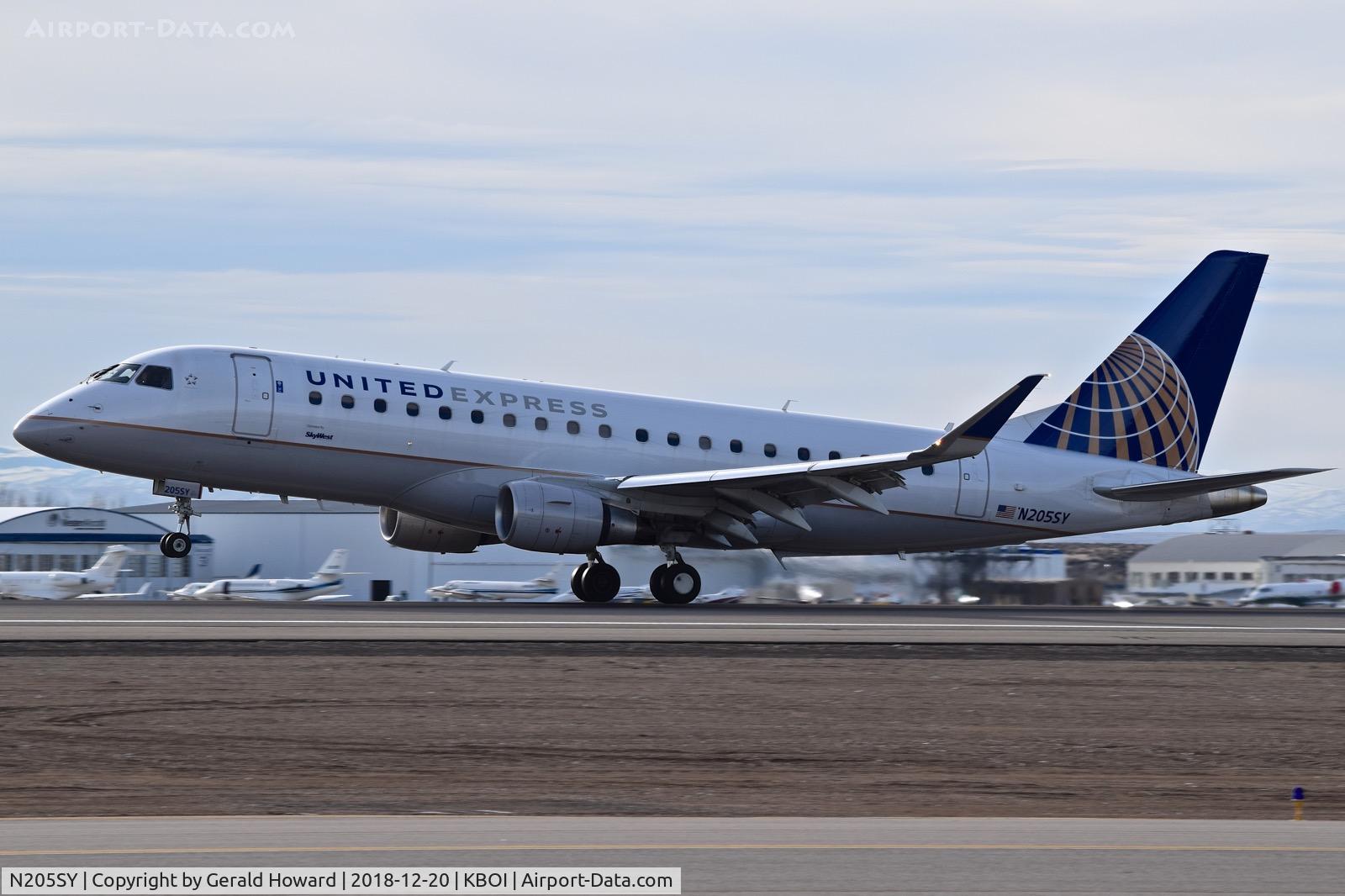 N205SY, 2017 Embraer 175LR (ERJ-170-200LR) C/N 17000636, Landing RWY 10L.