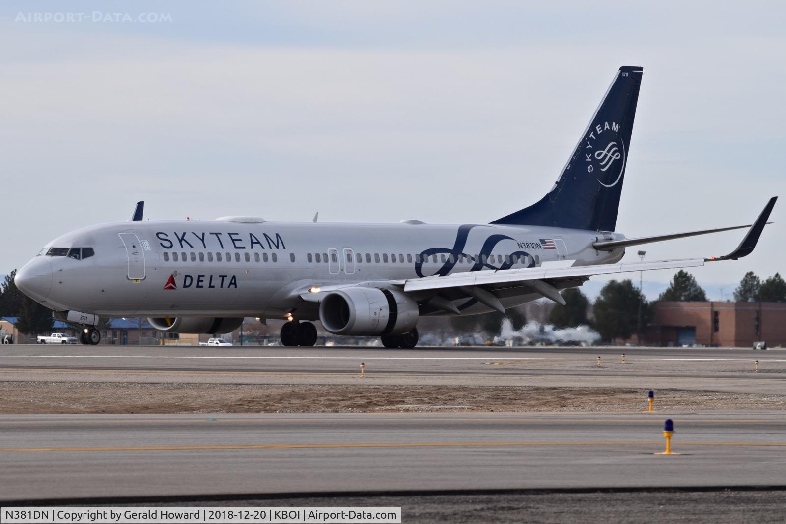 N381DN, 1999 Boeing 737-832 C/N 30350, Landing roll out on RWY 10L.