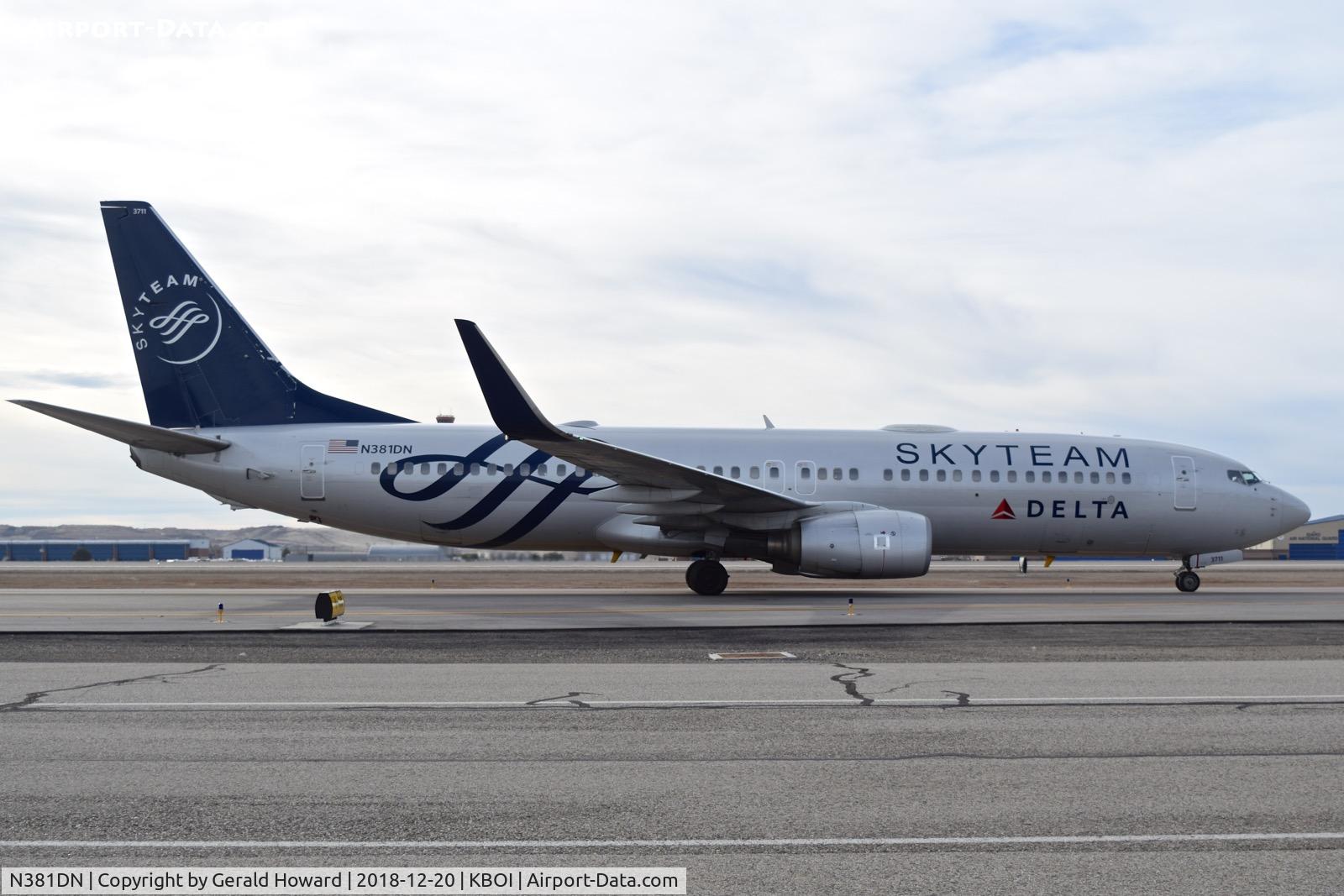 N381DN, 1999 Boeing 737-832 C/N 30350, Taxiing on Alpha to the gate.
