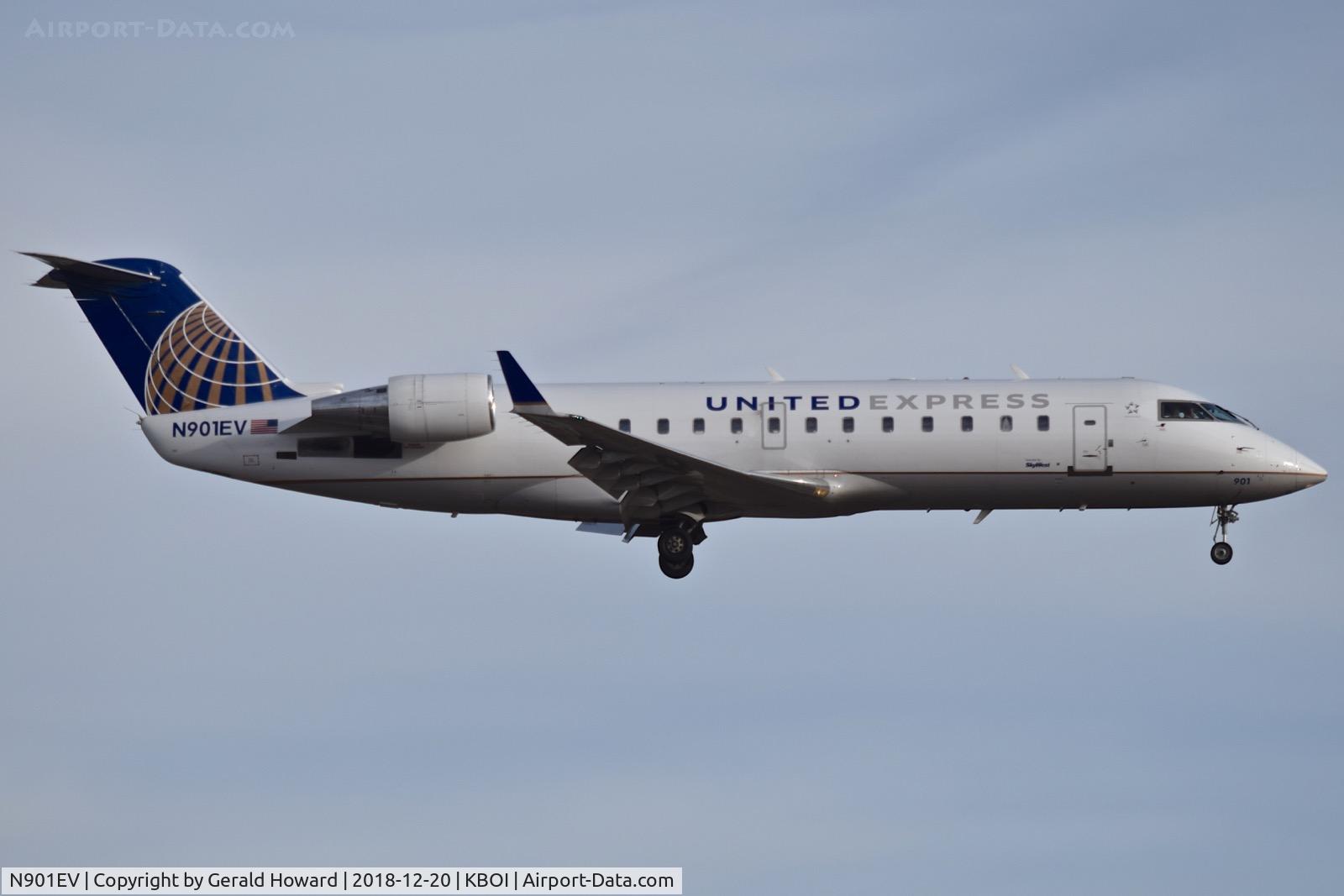 N901EV, 2002 Bombardier CRJ-200ER (CL-600-2B19) C/N 7616, Landing RWY 10L.