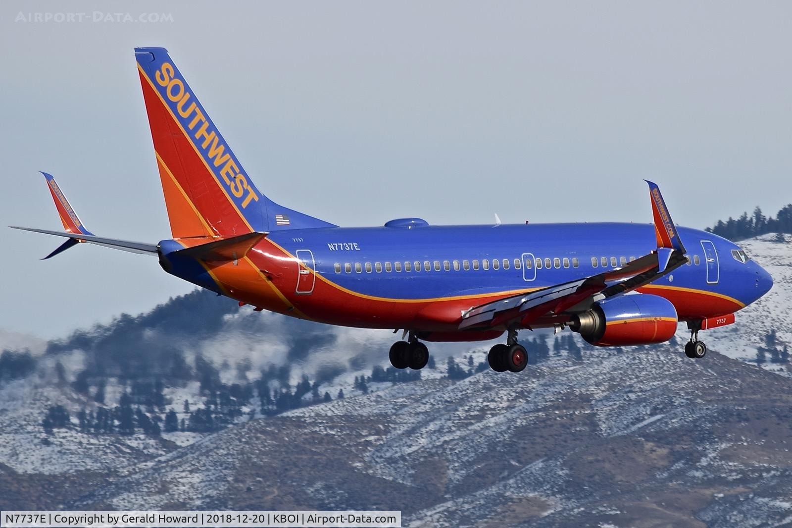 N7737E, 2006 Boeing 737-7BD C/N 33929, Landing RWY 10L.