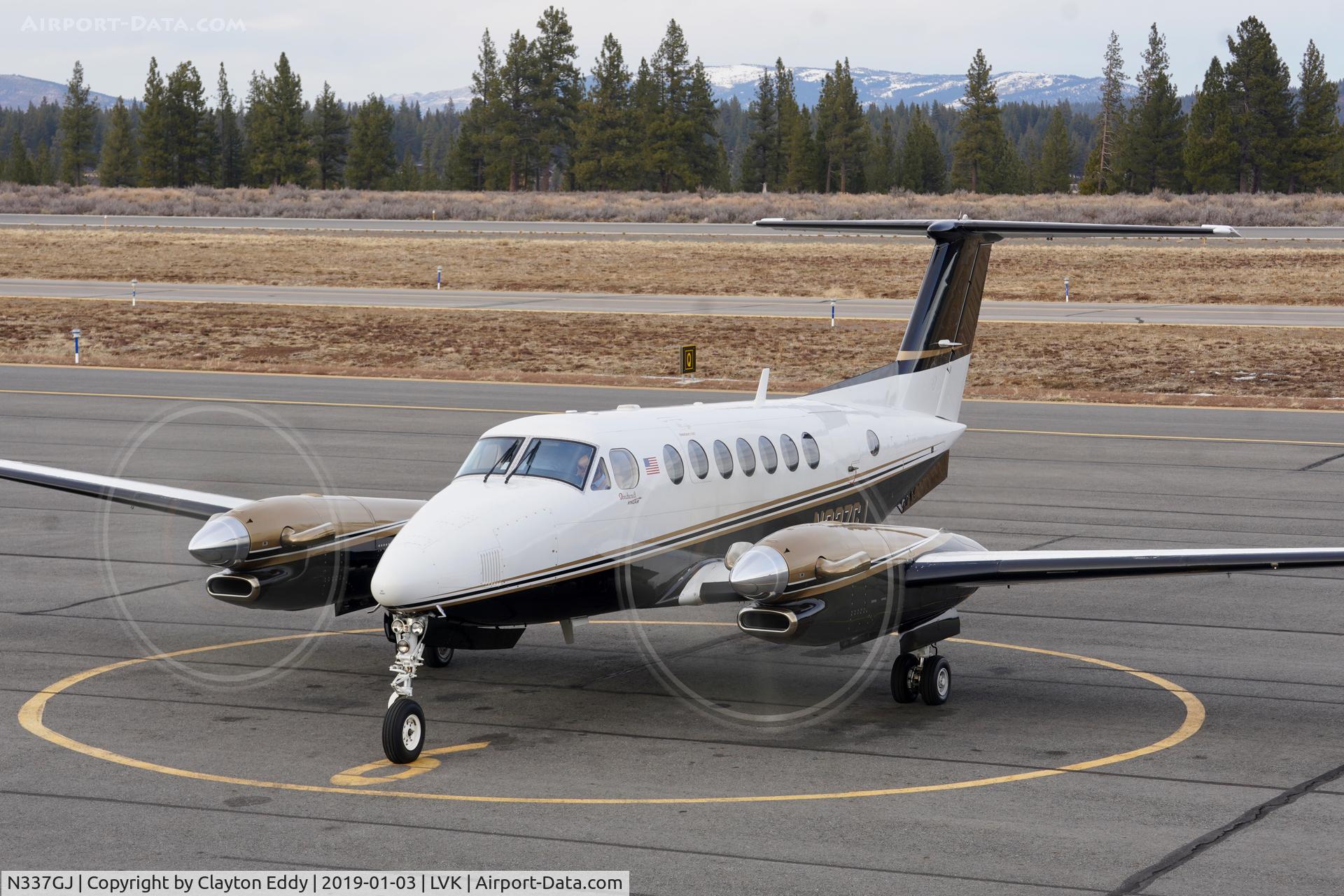 N337GJ, 2001 Raytheon Aircraft Company B300 C/N FL-337, Livermore Airport California 2018.