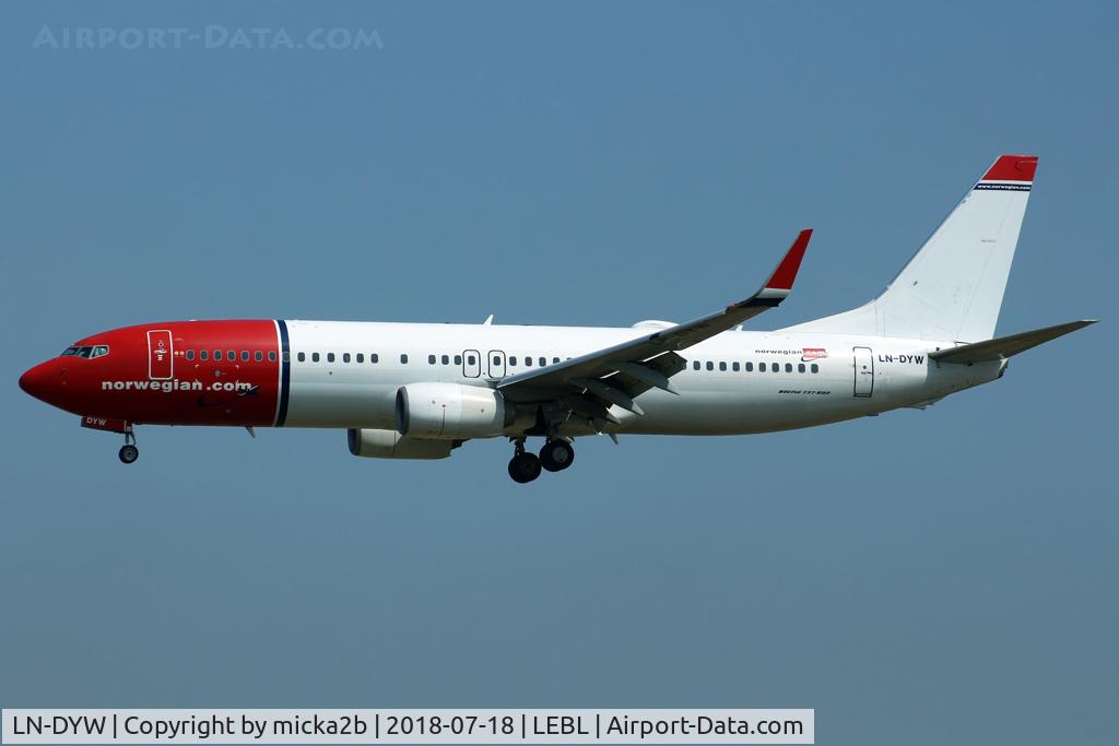 LN-DYW, 2011 Boeing 737-8JP C/N 39010, Landing. Lost livery at tail