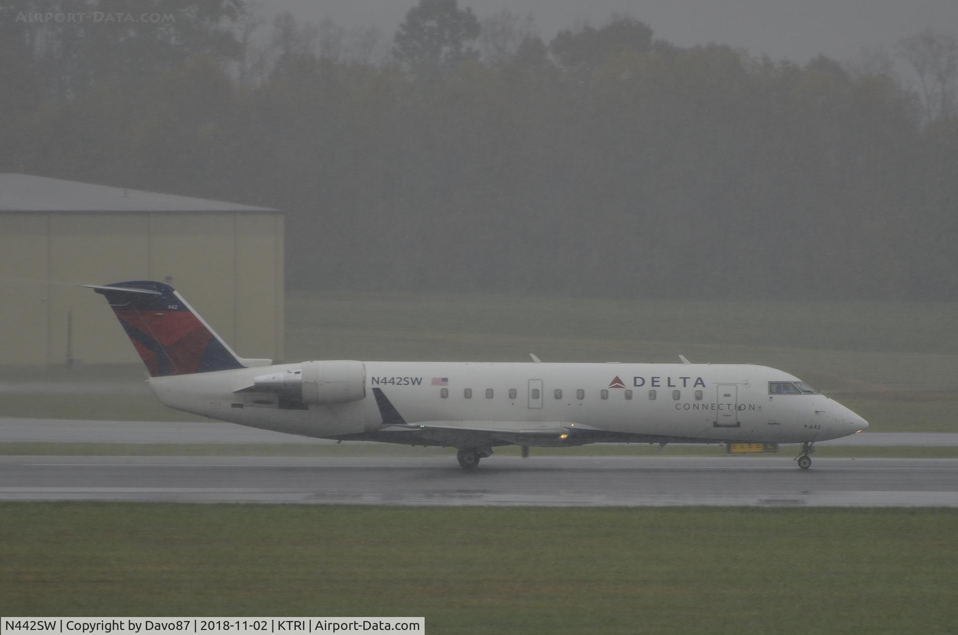 N442SW, 2002 Bombardier CRJ-200LR (CL-600-2B19) C/N 7609, Taking off in a rain shower at Tri-Cities Airport (KTRI)