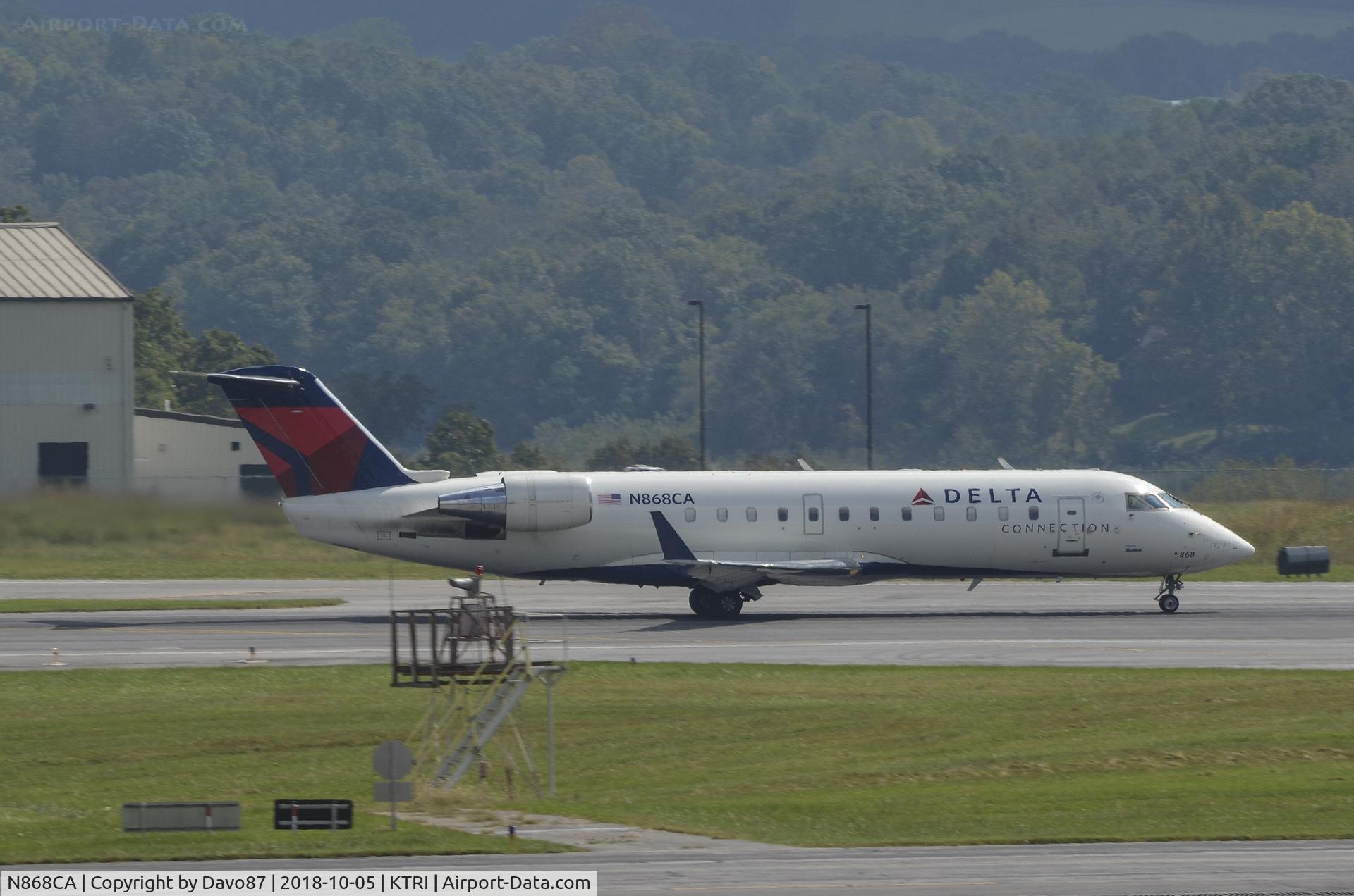 N868CA, 2000 Bombardier CRJ-100ER (CL-600-2B19) C/N 7427, On the takeoff roll at Tri-Cities Airport (KTRI)