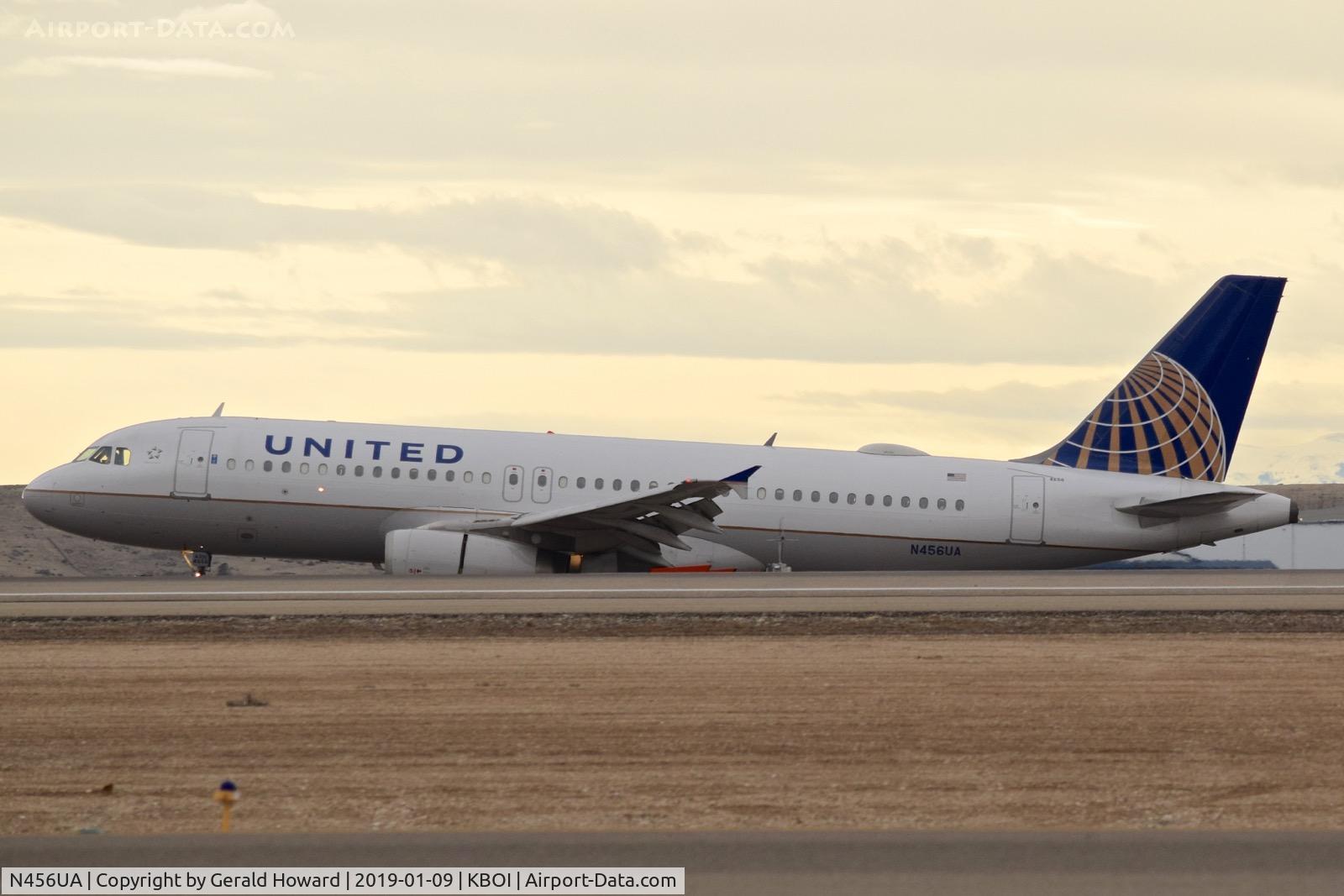 N456UA, 1999 Airbus A320-232 C/N 1128, Landing RWY 10R.