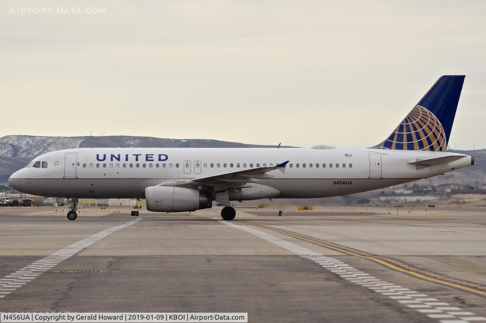N456UA, 1999 Airbus A320-232 C/N 1128, Taxiing to the gate.