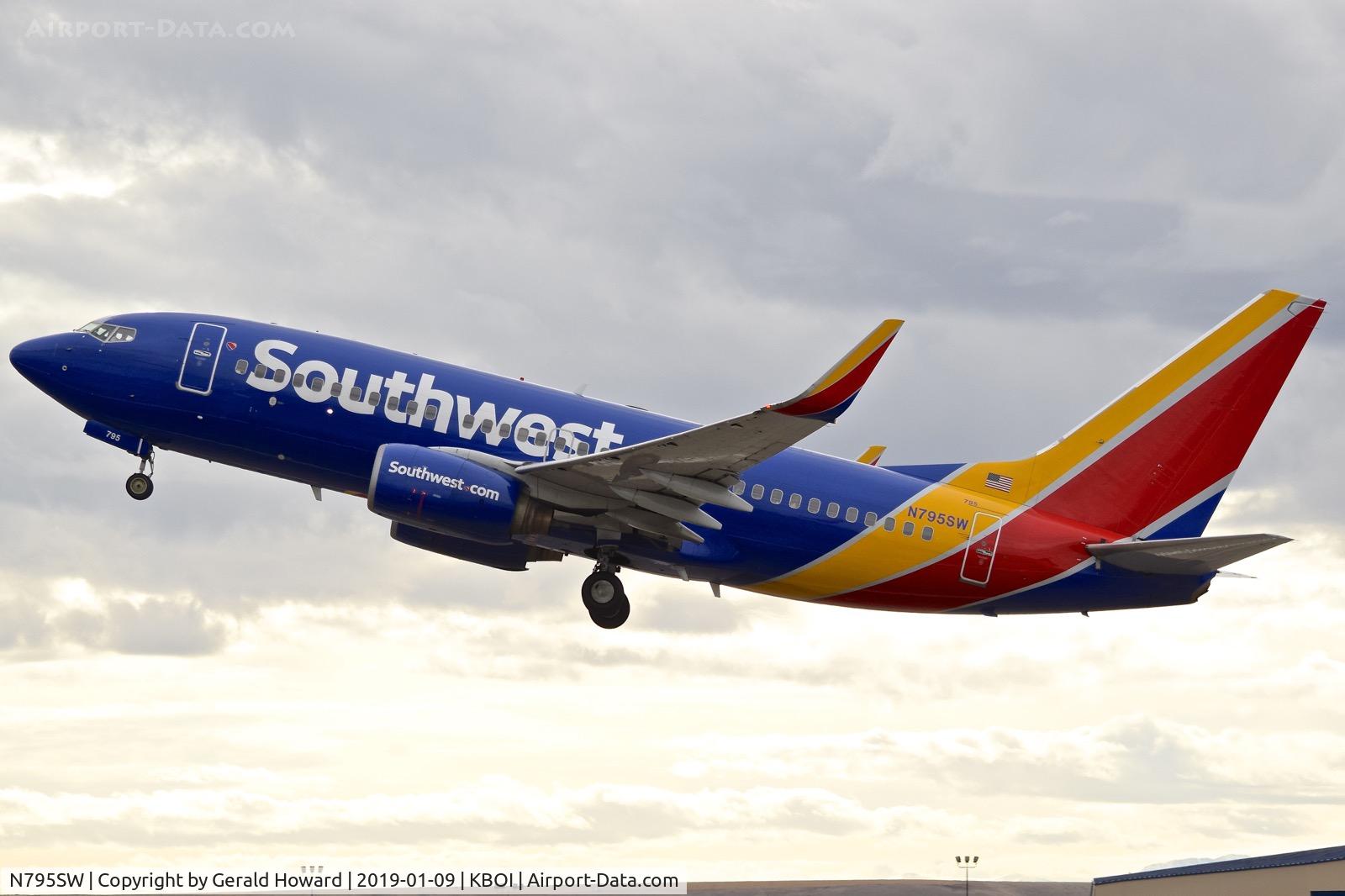 N795SW, 2001 Boeing 737-7H4 C/N 30606, Climb out from RWY 10L.
