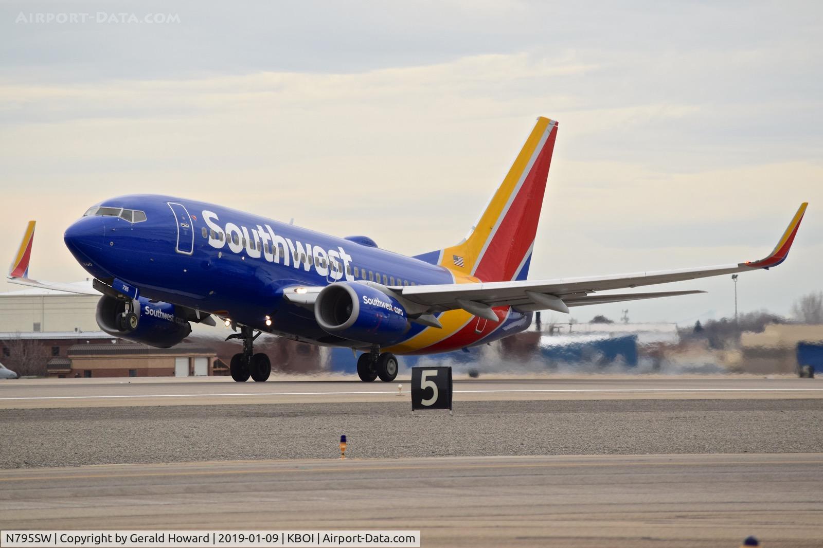 N795SW, 2001 Boeing 737-7H4 C/N 30606, Take off run from RWY 10L.