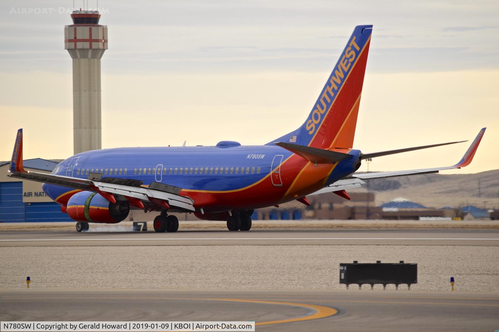 N780SW, 2000 Boeing 737-7H4 C/N 27885, Landing roll out on RWY 10L.