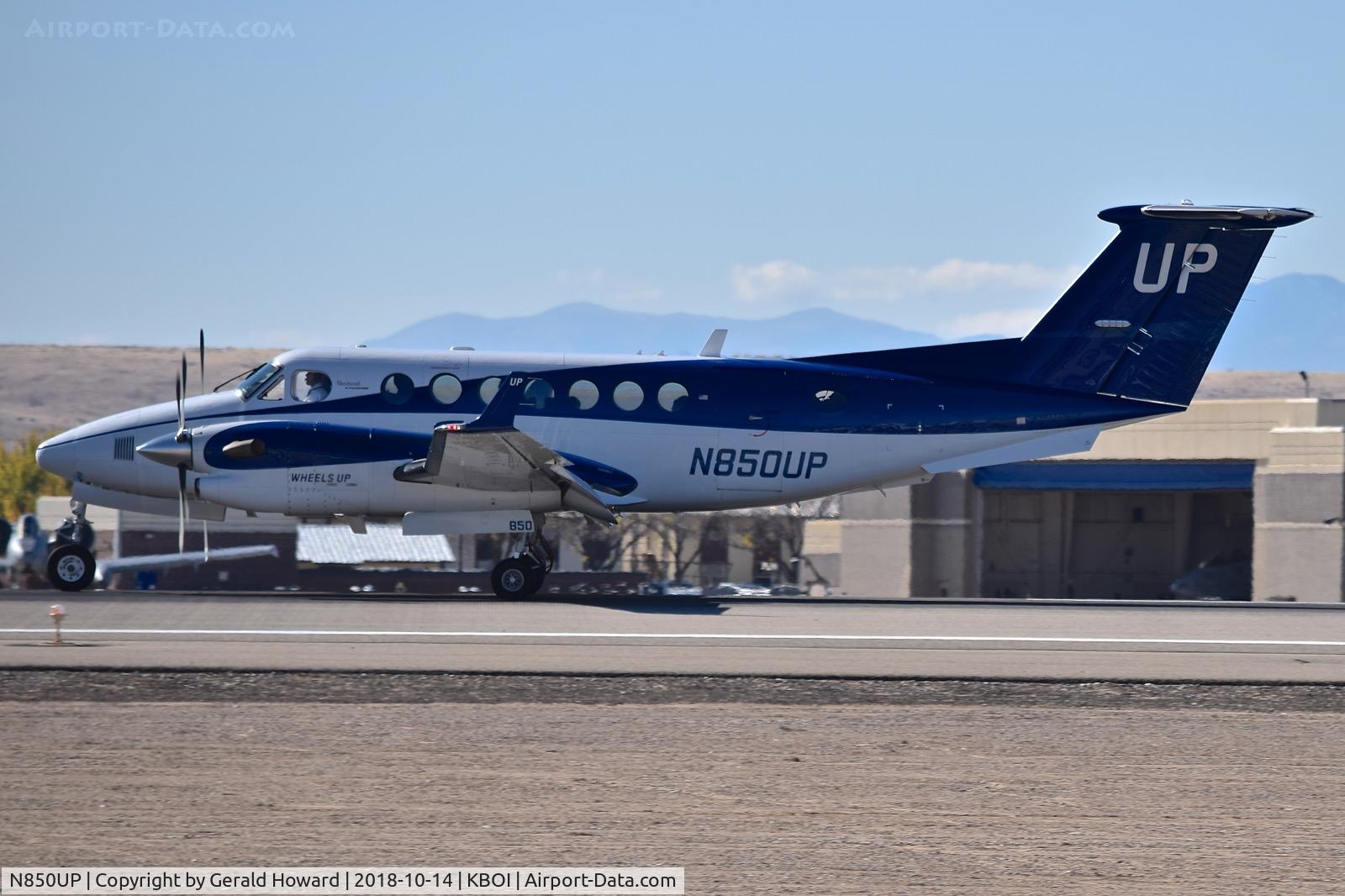 N850UP, 2015 Beechcraft B300 King Air 350i C/N FL-992, Landing RWY 10L.