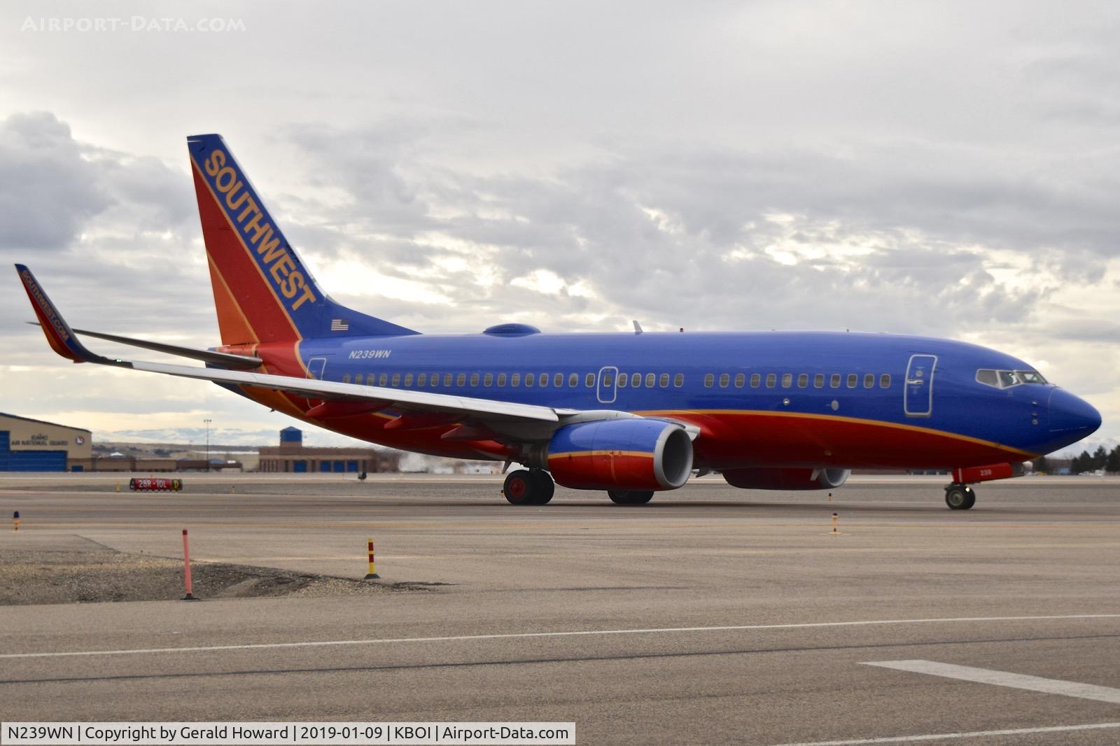 N239WN, 2006 Boeing 737-7H4 C/N 34714, Turning off RWY 10L.