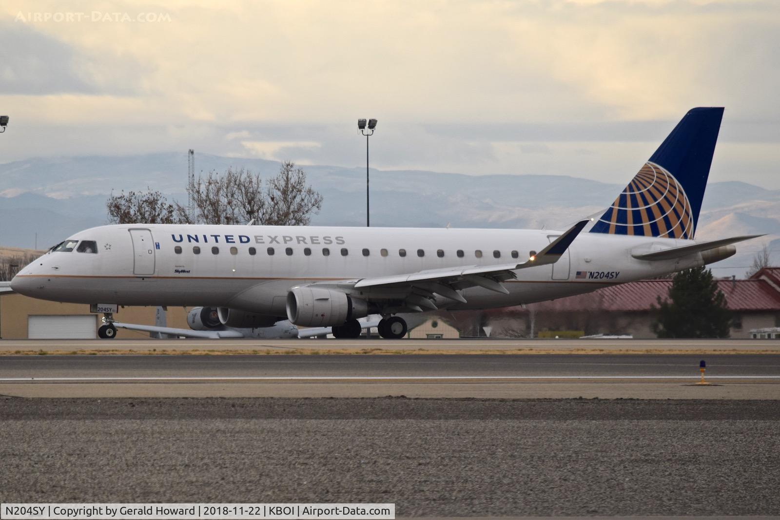 N204SY, 2016 Embraer 175LR (ERJ-170-200LR) C/N 17000626, Landing roll out on RWY 10R.