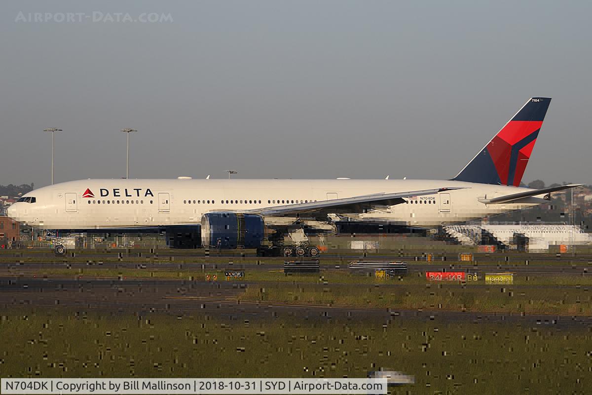 N704DK, 2009 Boeing 777-232/LR C/N 29739, in onto 16R