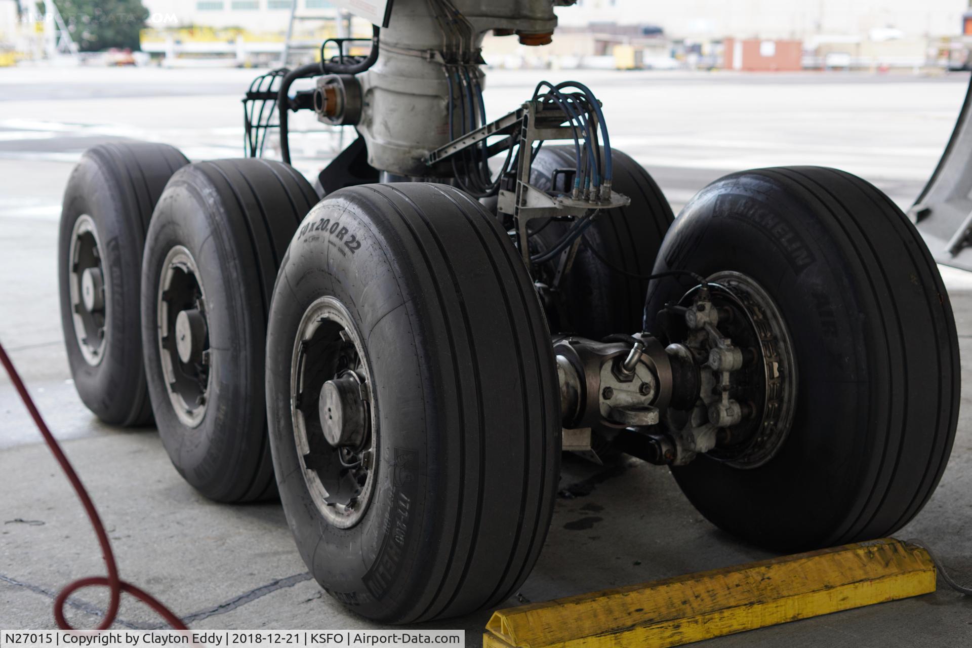 N27015, 2000 Boeing 777-224/ER C/N 28678, Main landing gear SFO 2018.