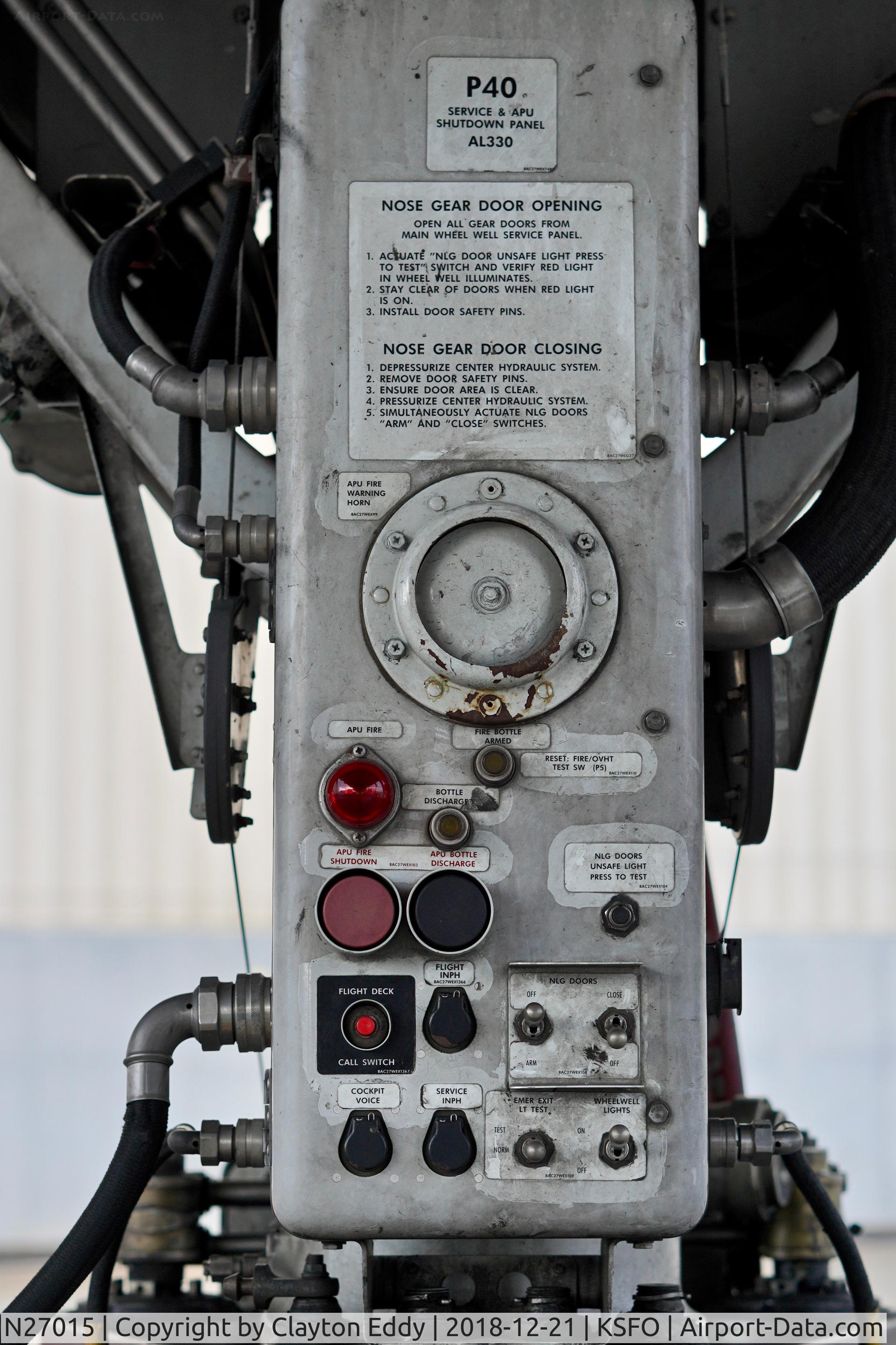 N27015, 2000 Boeing 777-224/ER C/N 28678, Nose gear panel SFO 2018.