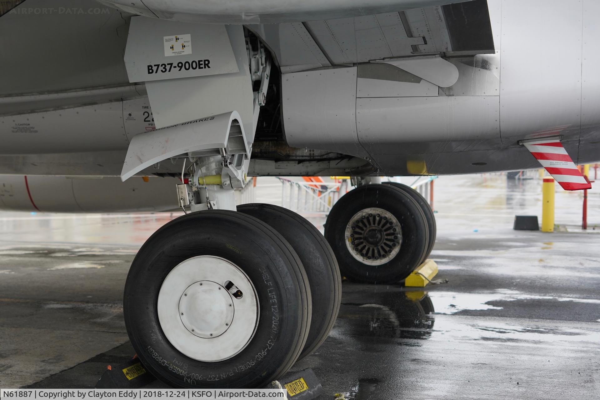 N61887, 2015 Boeing 737-924/ER C/N 42192, Mian landing gear. SFO. 2018.