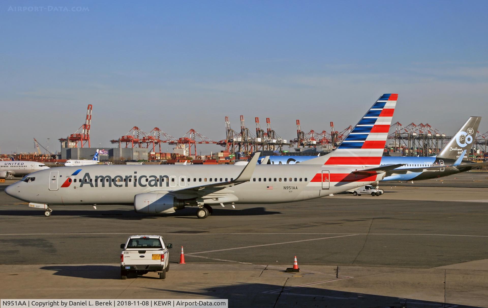 N951AA, 2000 Boeing 737-823 C/N 29538, This was the former AA retro jet.