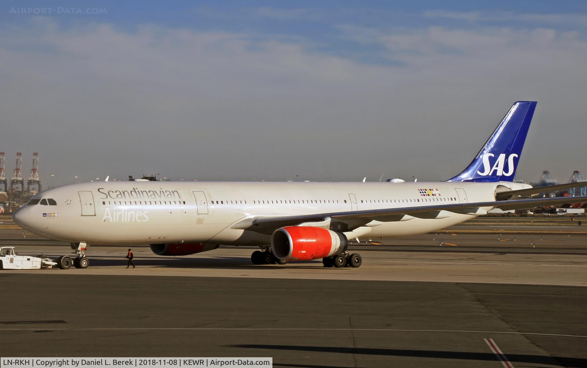LN-RKH, 2002 Airbus A330-343 C/N 497, During a turnaround at Newark International