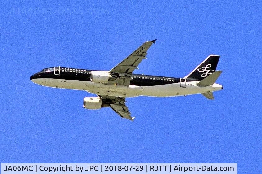 JA06MC, 2011 Airbus A320-214 C/N 4720, Approaching to land