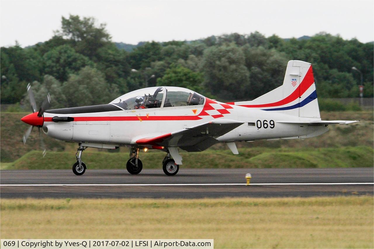069, Pilatus PC-9M C/N 632, Pilatus PC-9M, Croatian Air Force aerobatic team, Landing rwy 29, St Dizier-Robinson Air Base 113 (LFSI) Open day 2017