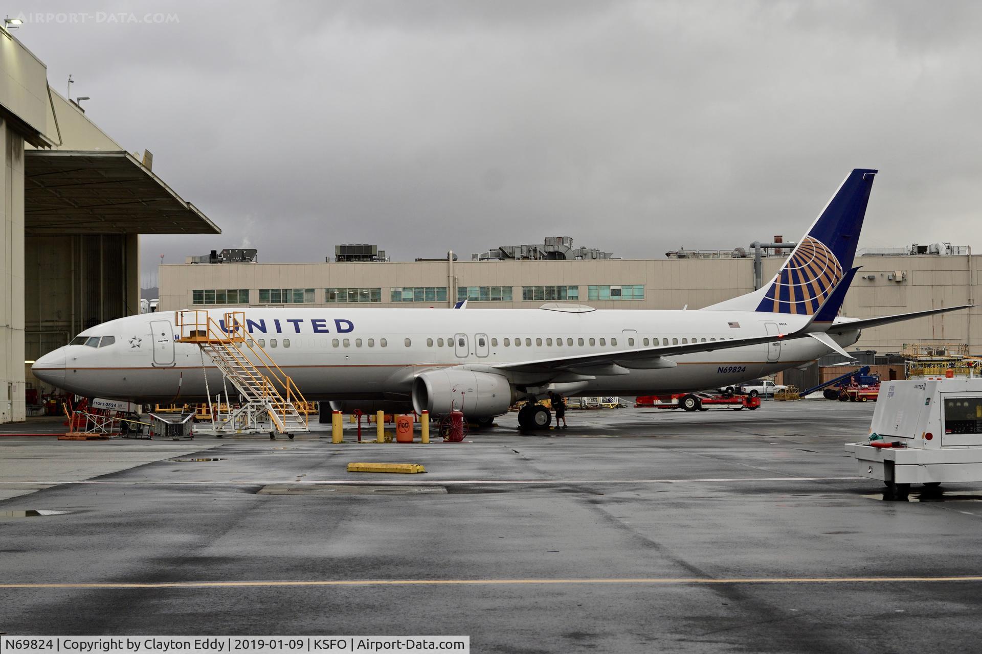 N69824, 2014 Boeing 737-924/ER C/N 42179, SFO 2018.