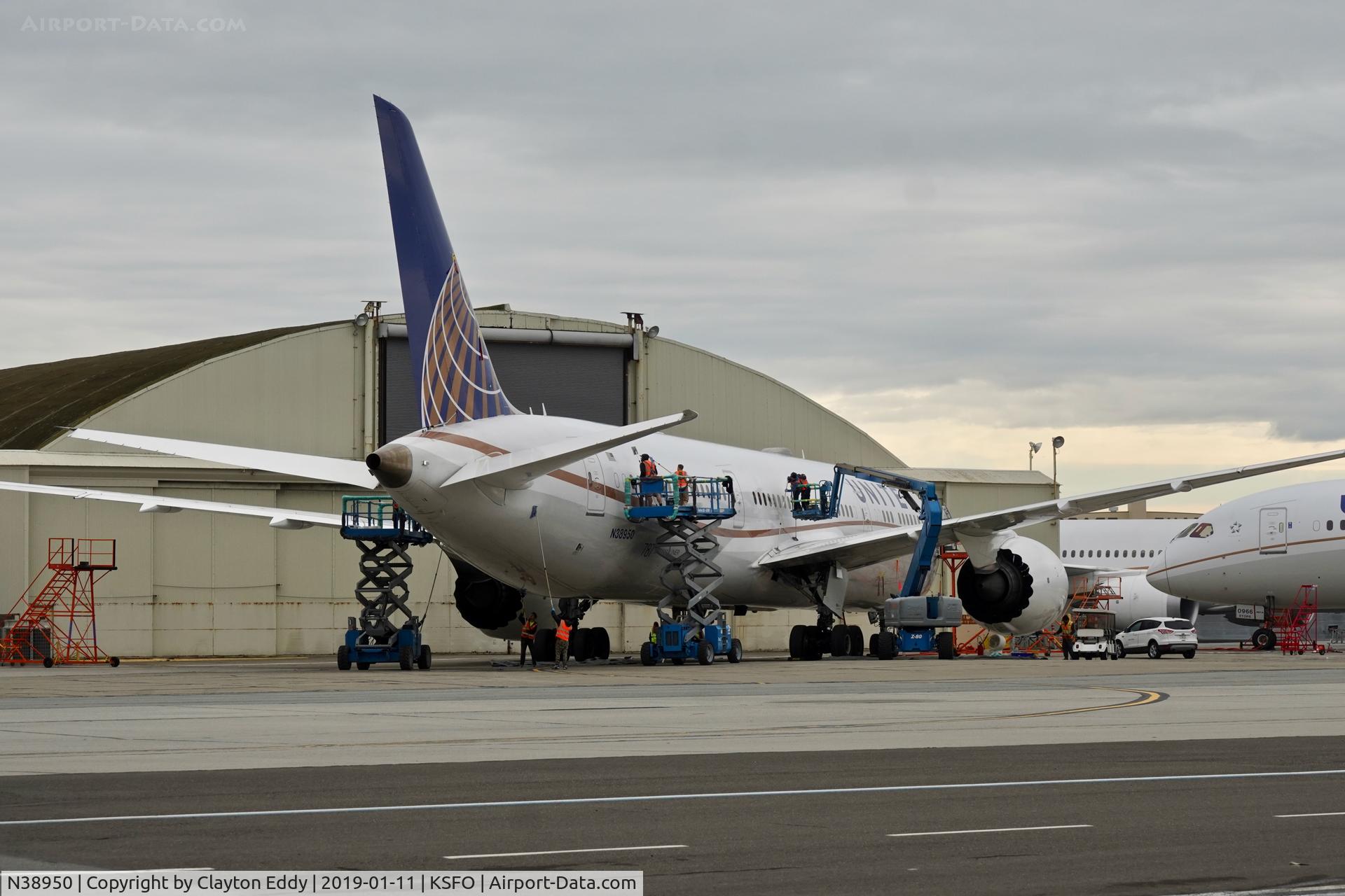 N38950, 2014 Boeing 787-9 Dreamliner Dreamliner C/N 36401, Getting a wash. SFO. 2019.