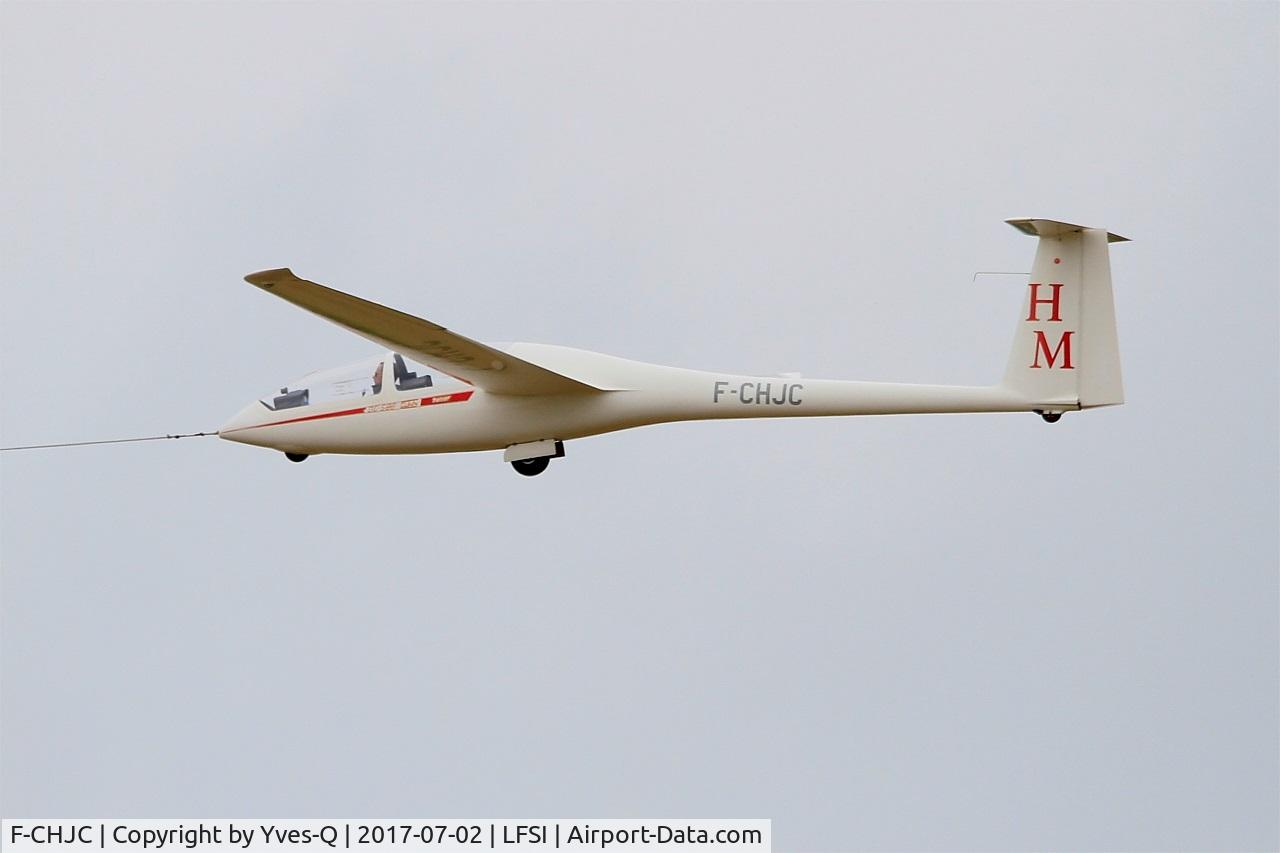F-CHJC, Glaser-Dirks DG-500 Elan Trainer C/N 5 E 27 T 7, GLASER DIRKS DG 500 Elan Trainer, Towing rwy 29, St Dizier-Robinson Air Base 113 (LFSI) Open day 2017