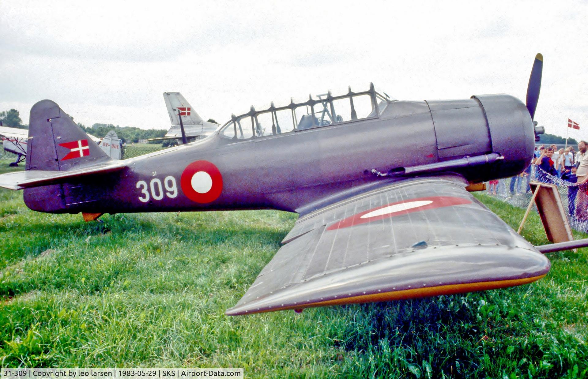 31-309, 1943 Noorduyn Harvard IIB C/N 14A-996, Air Show Værløse 17.6.1984