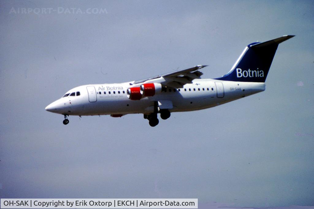 OH-SAK, 2001 BAE Systems Avro 146-RJ85 C/N E.2389, OH-SAK landing rw 22L