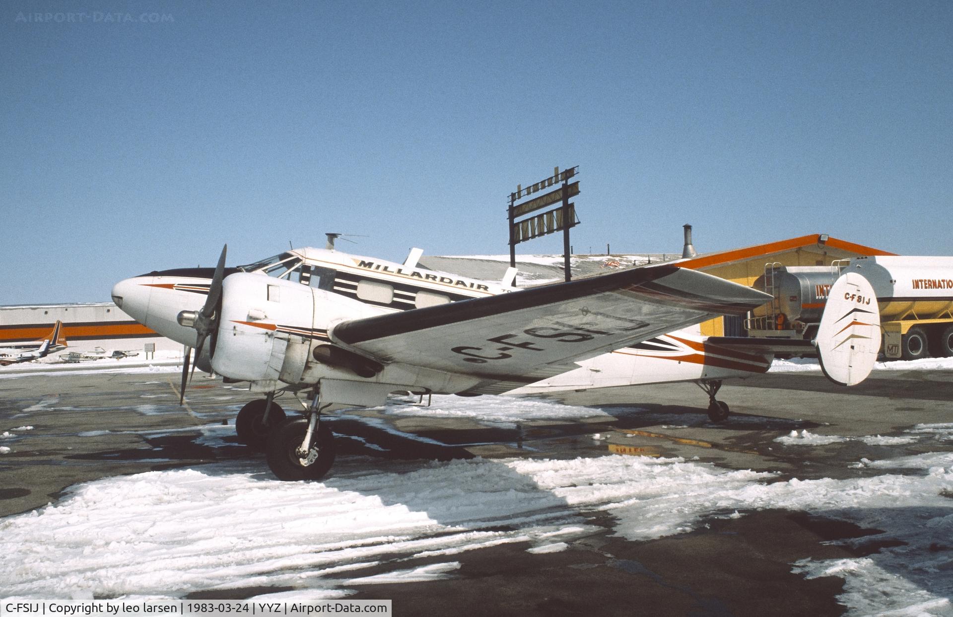 C-FSIJ, 1943 Beech 3T C/N 5988, Toronto 24.3.1983