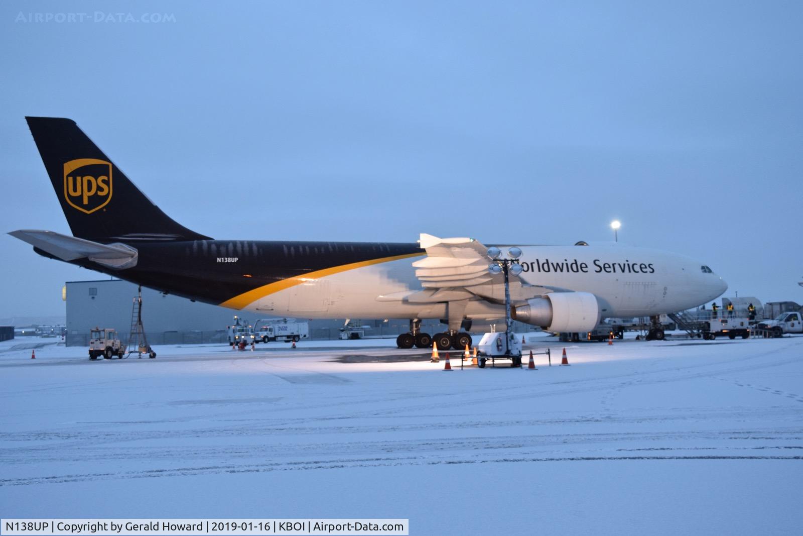 N138UP, 2001 Airbus A300F4-622R(F) C/N 0821, Loading operations.