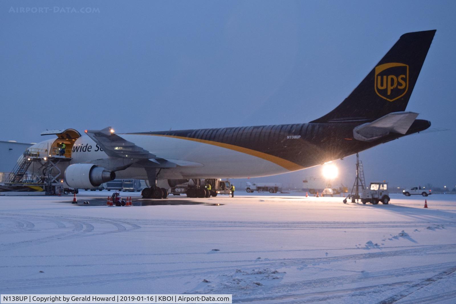 N138UP, 2001 Airbus A300F4-622R(F) C/N 0821, Loading operations.