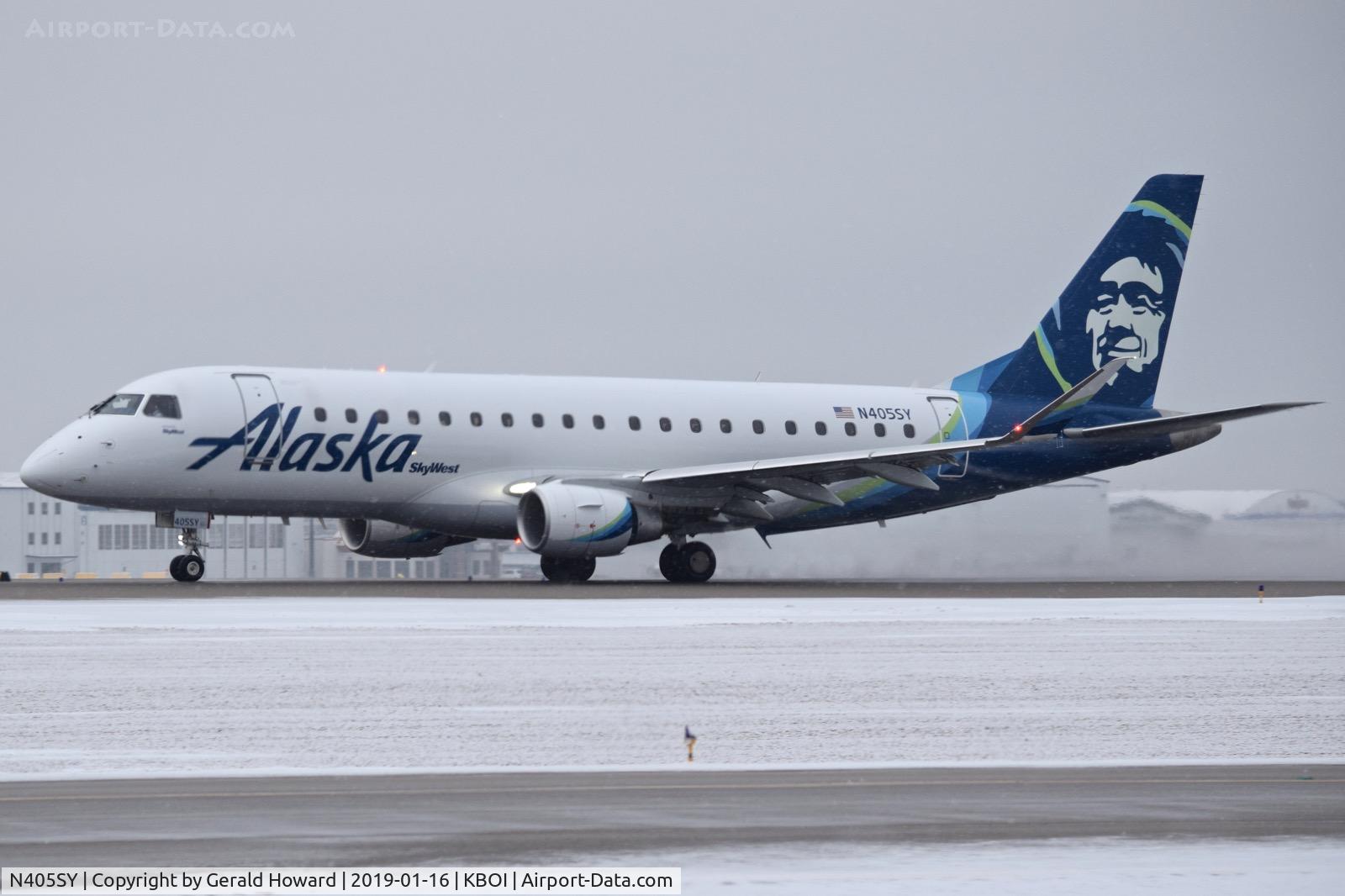 N405SY, 2018 Embraer 175LR (ERJ-170-200LR) C/N 17000744, Take off run on RWY 10L.
