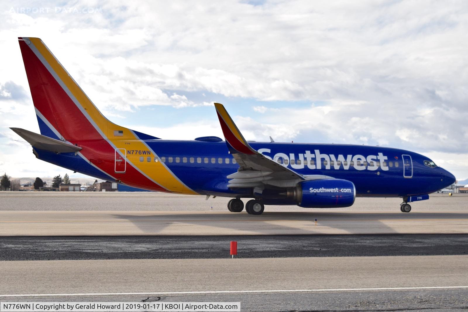 N776WN, 2000 Boeing 737-7H4 C/N 30591, Taxiing on Alpha.