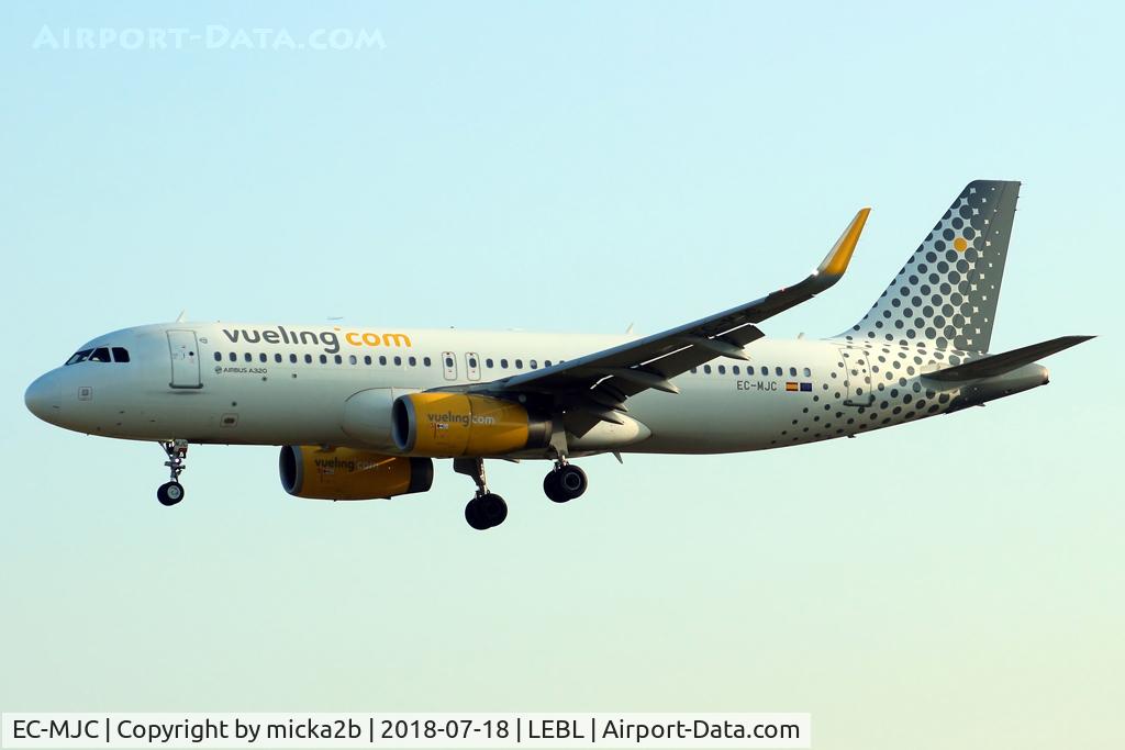 EC-MJC, 2015 Airbus A320-232 C/N 6841, Landing