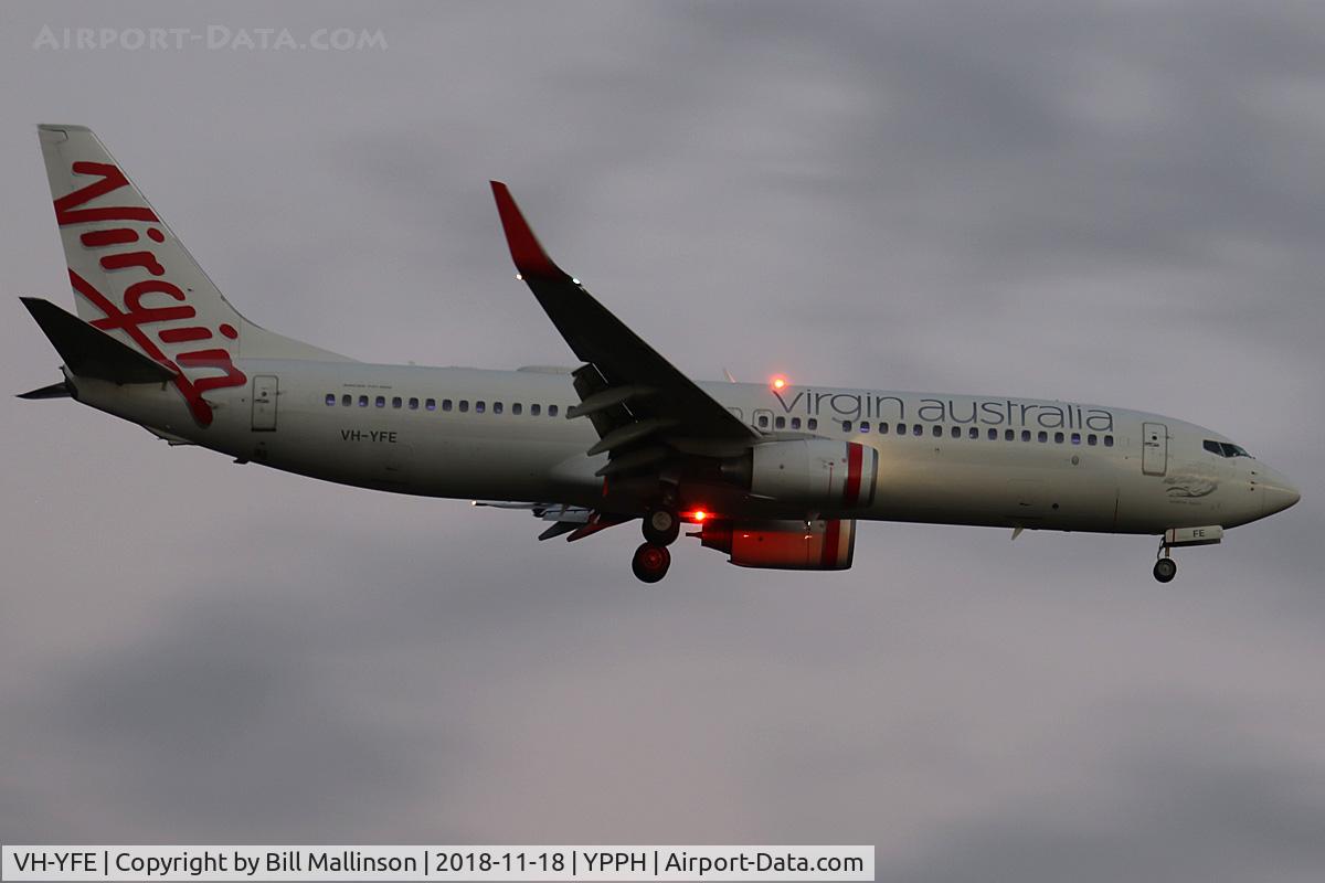 VH-YFE, 2011 Boeing 737-81D C/N 39414, Just before dark