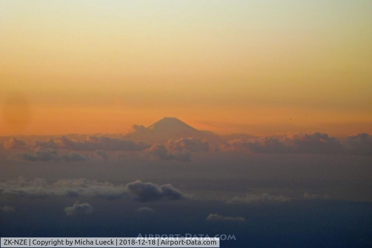 ZK-NZE, 2014 Boeing 787-9 Dreamliner C/N 34334, Mount Fuji welcomes us to Japan (AKL-NRT)