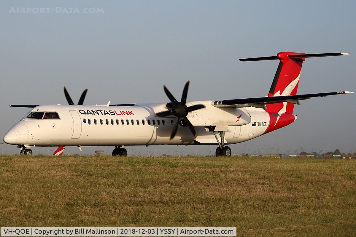 VH-QOE, 2006 De Havilland Canada DHC-8-402Q Dash 8 C/N 4125, taxiing