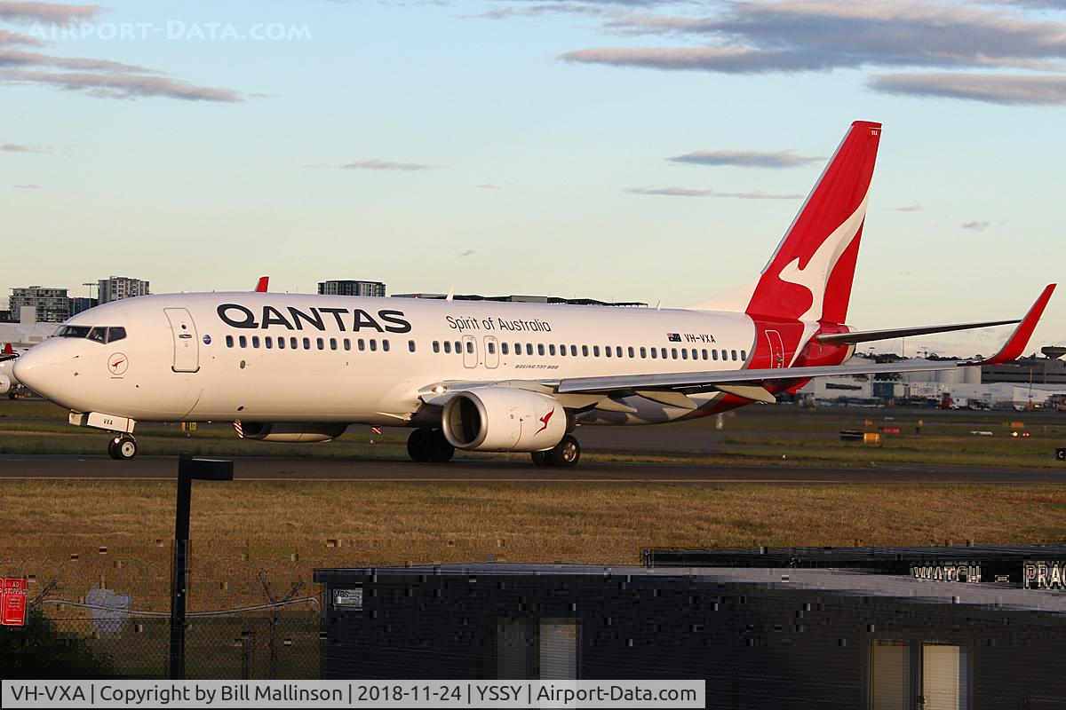 VH-VXA, 2001 Boeing 737-838 C/N 29551, TAXIING