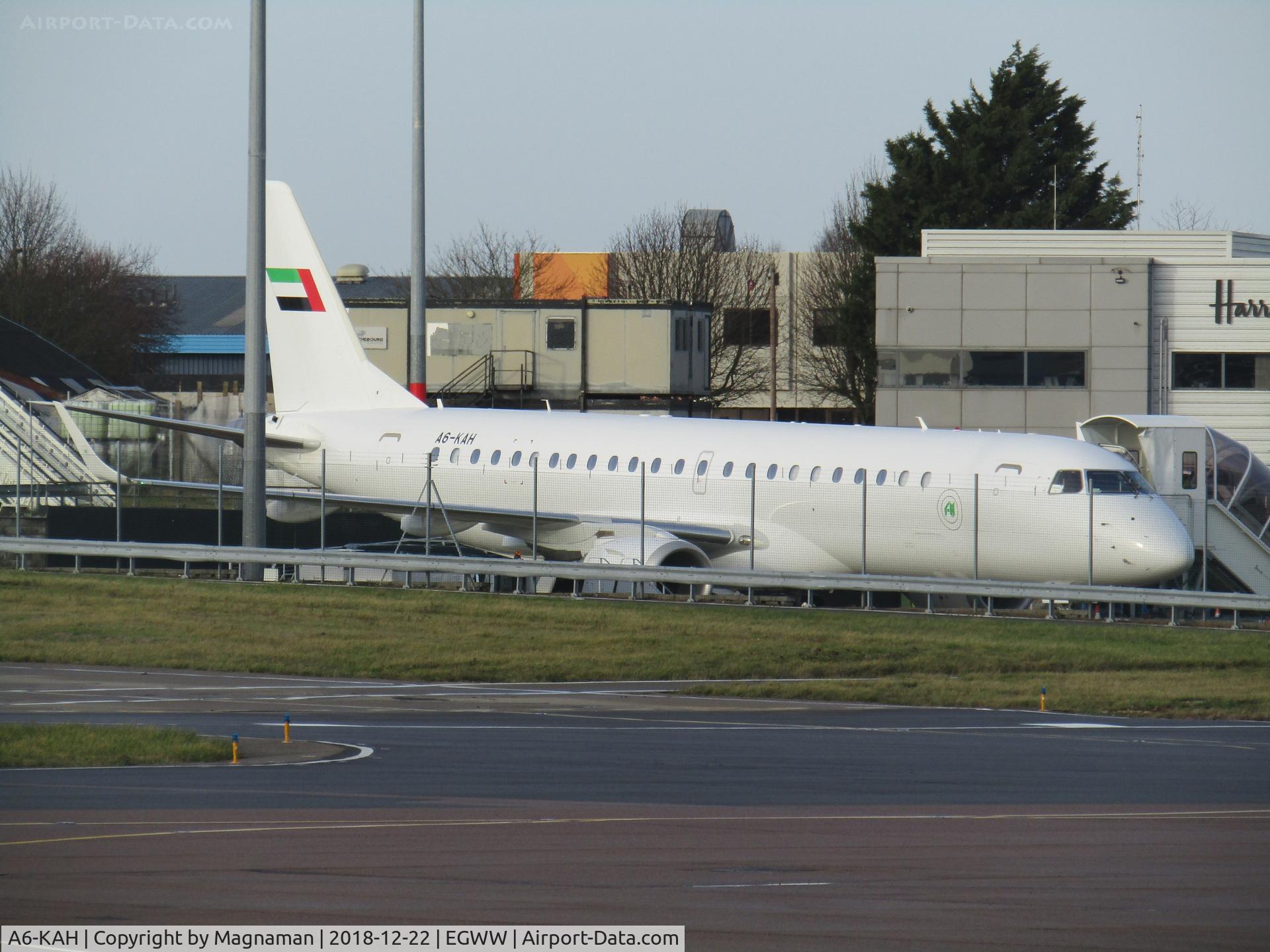 A6-KAH, 2010 Embraer ERJ-190-100ECJ Lineage 1000 C/N 19000236, at LTN for christmas