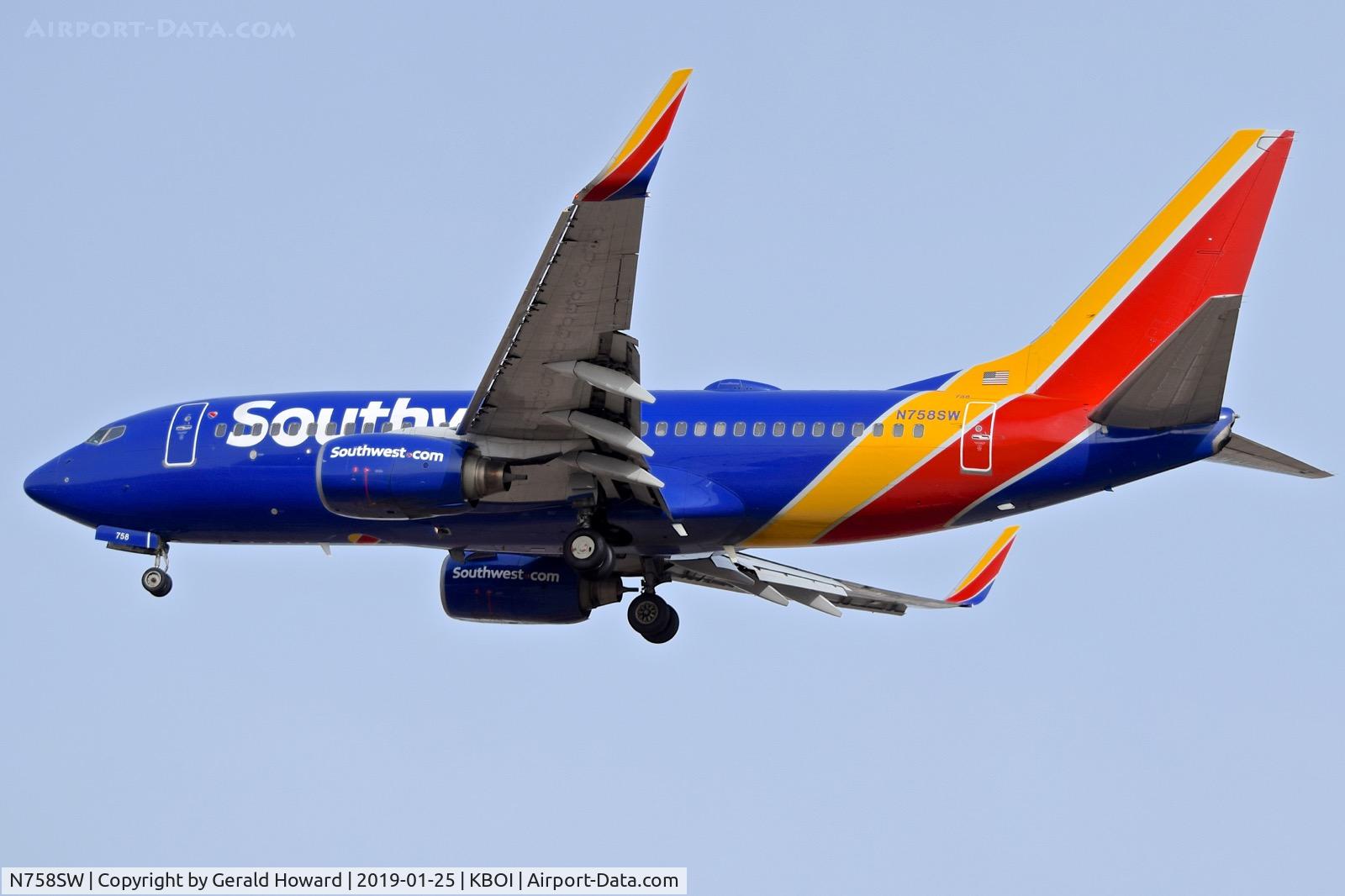 N758SW, 1999 Boeing 737-7H4 C/N 27873, Landing RWY 28R.