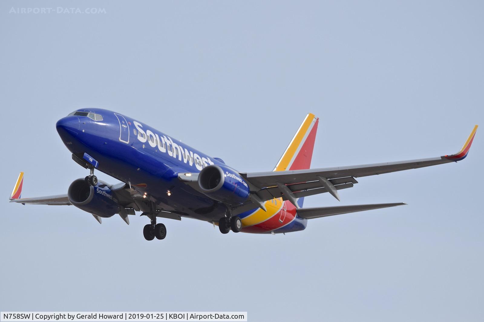 N758SW, 1999 Boeing 737-7H4 C/N 27873, Landing RWY 28R